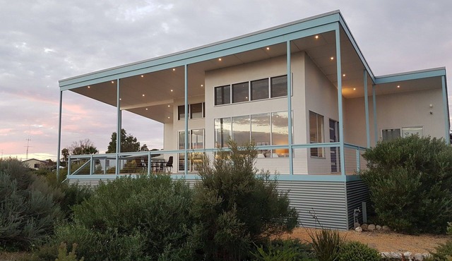 Coastal Retreat ~ Panoramic views. Winter off peak special!