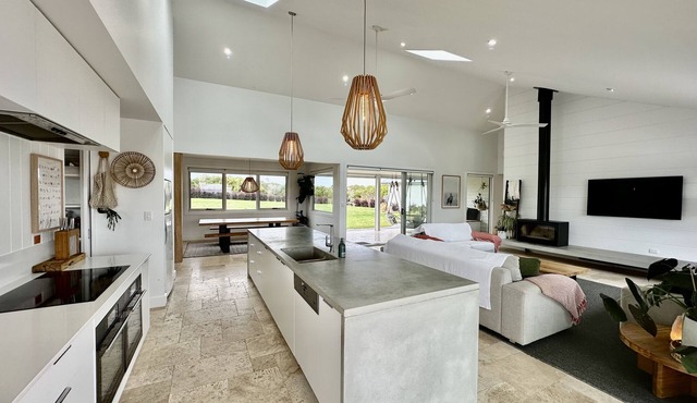 Coastal Retreat - POOL, SPA & FIRE. Nature boardwalk, creek & inlet. 5 bedroom.