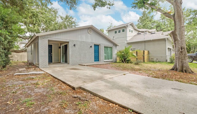 Coastal Retreat - Spacious & Cozy - Prime Setting