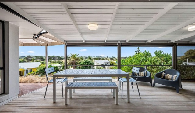 Coastal Retreat—Treetop Outlooks by Goolwa Beach