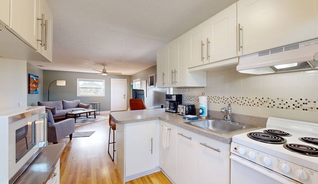 Coastal retreat w/ocean view and breezes, balcony, WiFi, AC, steps to the beach