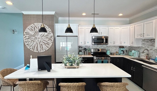 Coastal Retreat · Walk to Salisbury Beach · Sleeps 6