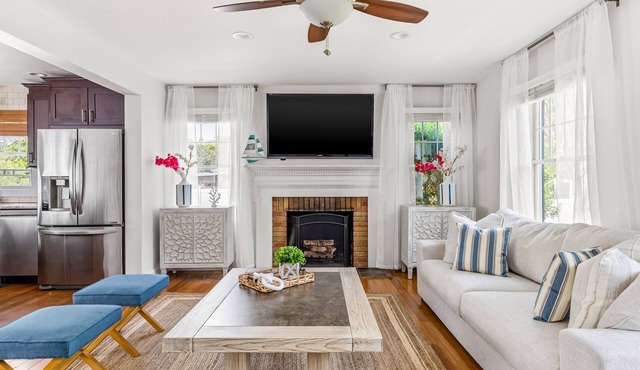 Coastal Retreat With Saltwater Heated Pool, 5 Min To Beach, Fire Pit, 4 BDRM