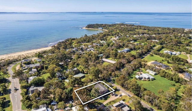 Coastal Retro Roomy Shack, pet friendly, walk to beach, king bed