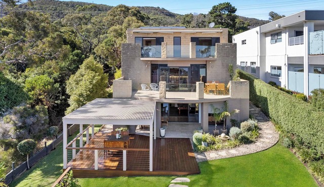 Coastal Sanctuary - Bay Views, Spa, Games Room