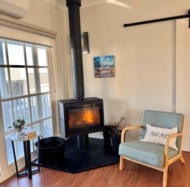 Coastal Sanctuary, EV, Pet Firendly with Fireplace, wood provided Just 50m to Kilcunda Beach and 100m to the Ocean View Hotel The Sticks and Copper Door Kitchen Accessibility Friendly