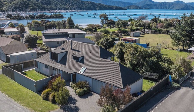 Coastal Sound - Waikawa Holiday Home