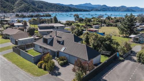 Coastal Sound - Waikawa Holiday Home