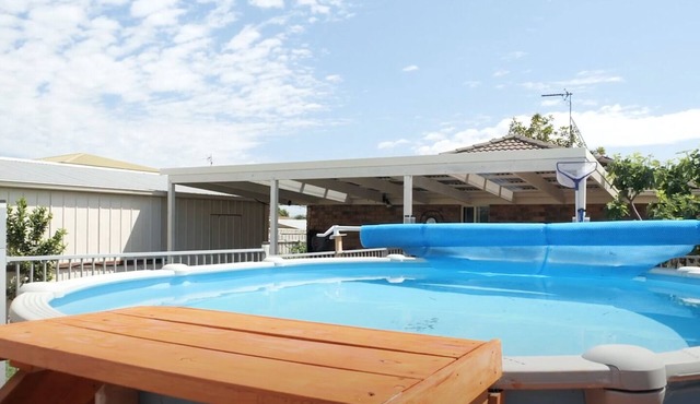 Coastal Springs Retreat—PET FRIENDLY, 200m to Beach, Long Driveway, Pool + WIFI!