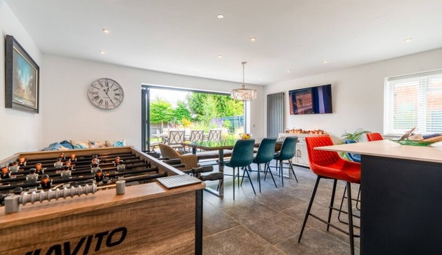 Coastal Stay; 4BR + 4 Bathrooms, Games, Fire Pit