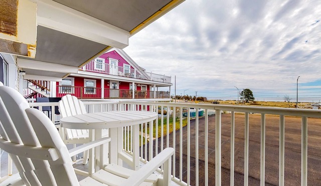 Coastal studio with free WiFi, balcony, on-site pool - walk to beach & dining