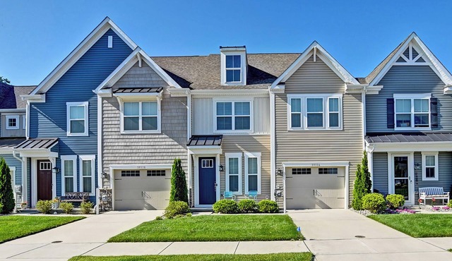 Coastal Style 3 Bed, 2.5 Bath Townhouse in Bishop's Landing Community! Pet Friendly! Wifi Available, Pool, Playground, Tennis, Fitness Center, Shuttle Service!