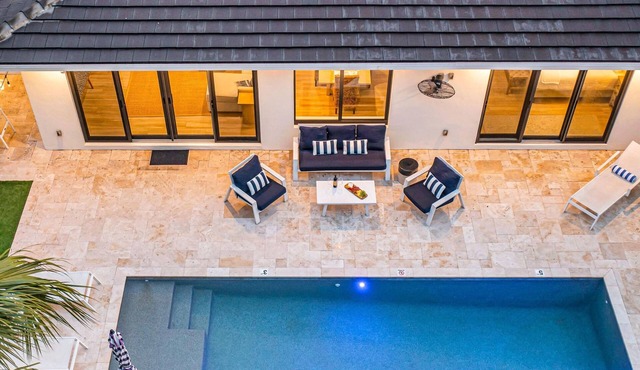 Coastal Style Haven | Walk To Beach | Heated Pool | Tranquility | Manatee Ranch Key | RESlDENCES