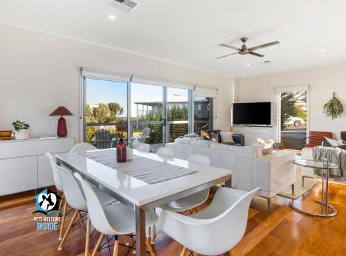 Coastal Style Pavilion House, Sea Views, Big Decks - one street from beach-Duney