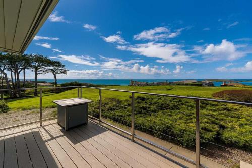 Coastal Tee Lodge by Sonoma Stays - Ocean Views