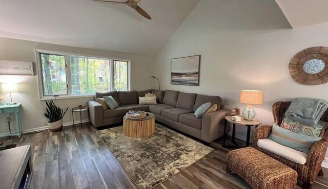 Coastal theme/wooded & large deck/fenced-in yard