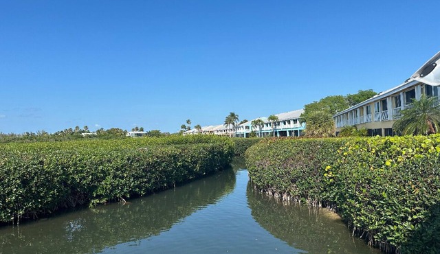 Coastal Themed Villa Retreat in Paradise Awaits for You!