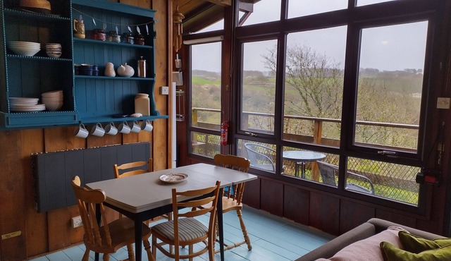 Coastal treetop cabin, spectacular views, walks from door