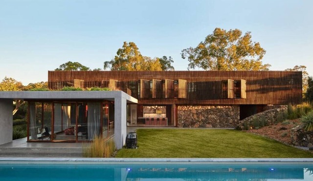 Coastal Urban Retreat 7 bed, 25m pool, pet