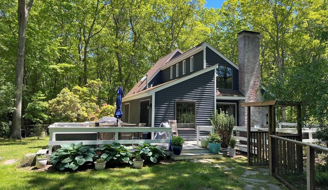 Coastal 3-bedroom house with pool, bocce court on Shelter Island