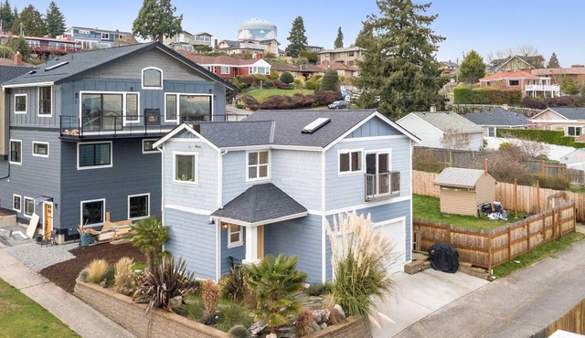Coastal View Home - Newly Remodeled. Water Taxi Ride Away to see the WORLD CUP!