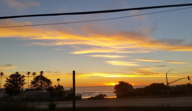 Coastal VIEWS with easy SURF ACCESS. Home with yard and spa.pets considered!