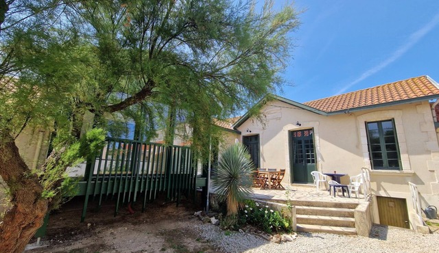 Coastal Villa with Garden, Near Beach & Casino – Sleeps 6, Pet Friendly