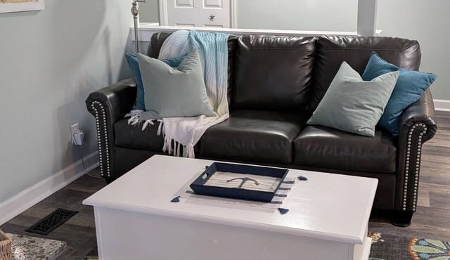 Coastal villa with 8 min walk to the beach, spacious, & charming in Shipyard