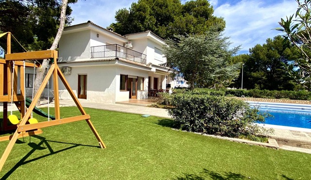 Coastal Villa with Private Pool, Steps from Beach, 4 Bedrooms, BBQ, Wi-Fi, Family-Friendly