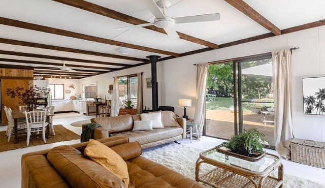 Coastal vintage cottage brimming with character and charm just moments to beaches, bay and cafes.