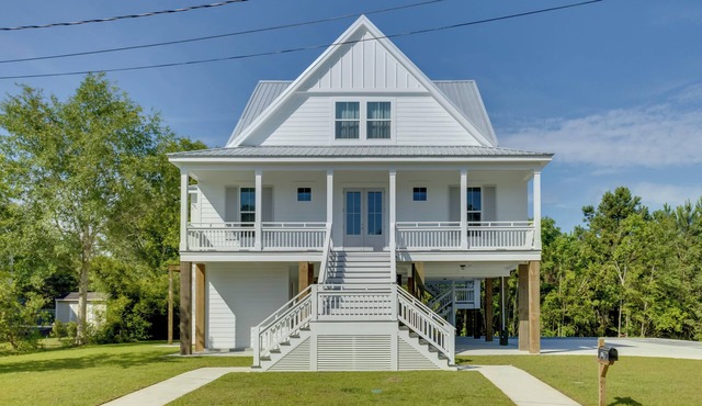 Coastal Waveland House 1/2 Block to Pub Beach