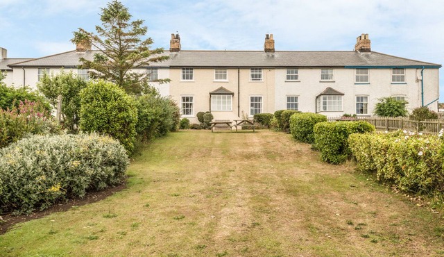 COASTGUARD COTTAGE, family friendly in Low Newton-By-The-Sea