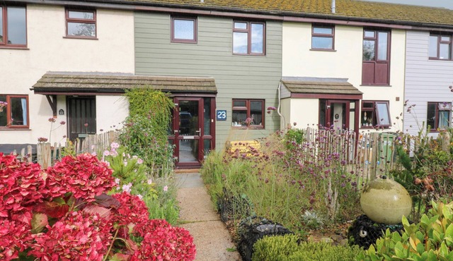 COASTGUARD COTTAGE, pet friendly, with a garden in Rye Harbour