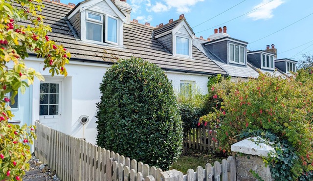 Coastguard Cottages - A country house that sleeps 2 guests in 1 bedroom