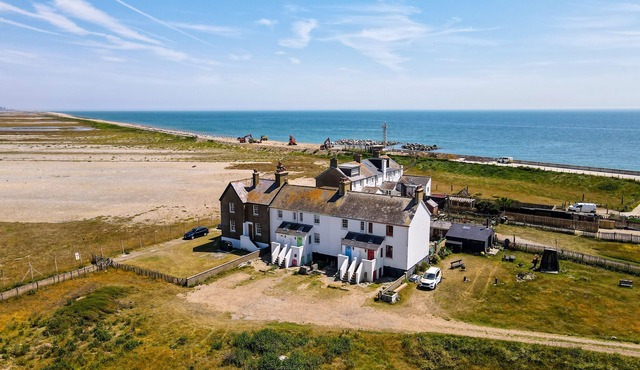 Coastguards Beach House - a cottage that sleeps 7 guests in 2 bedrooms