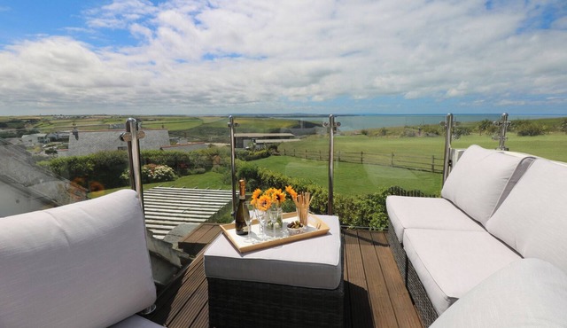 COASTMAN'S NEST, family friendly, with open fire in Mawgan Porth