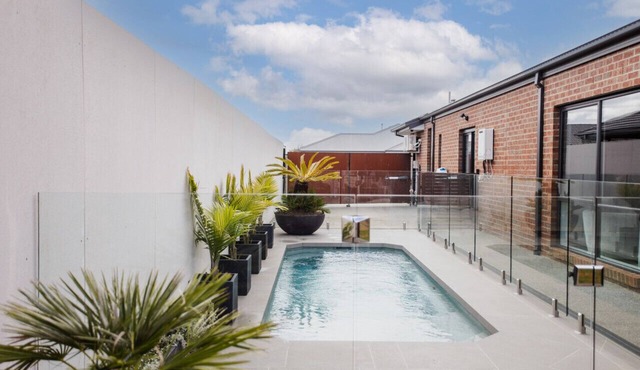 Coasty- Sleeps 8, Heated Pool, Cinema Room, Aircon, Parking