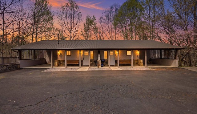 Coat of Many Views by Beyond Expectations: 3BR Retreat w/Views & Hot Tub