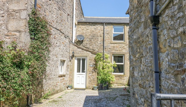 COATES LANE FARM COTTAGE, pet friendly, with open fire in Starbotton
