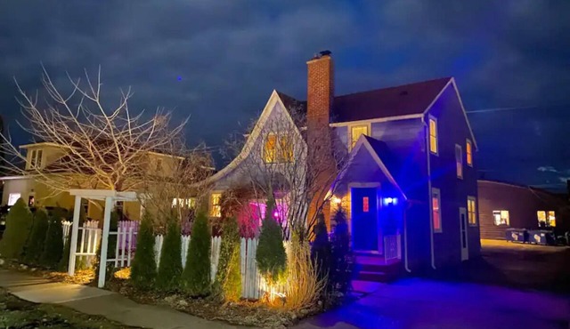 Cobalt Cottage: eclectic cozy home, right downtown