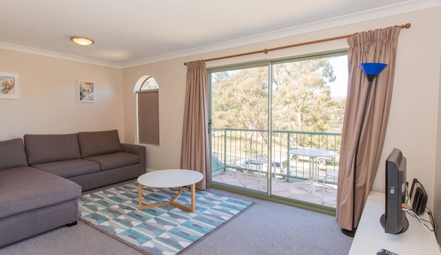 Cobb & Co - 3/39 Cobbon Cres