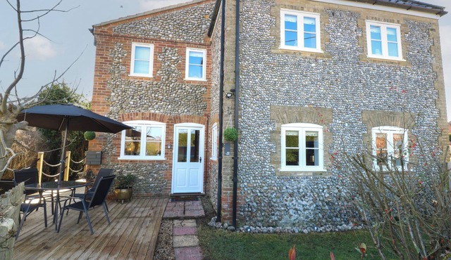 COBBLE COTTAGE, pet friendly, with open fire in Great Ryburgh