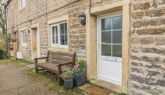 COBBLE COTTAGE, pet friendly, with open fire in Low Bentham