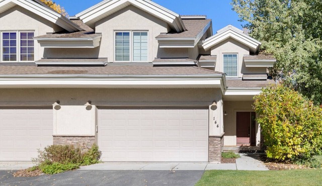 Cobble Creek Lane: Spacious, Gourmet Kitchen, Great for Families