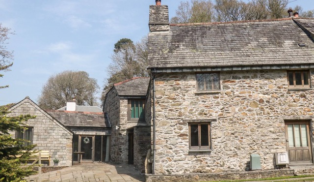 COBBLEDICKS COTTAGE, pet friendly, with open fire in Callington