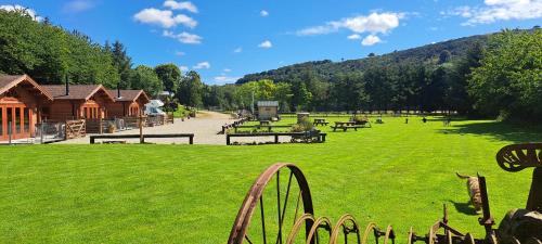 Cobblehouse Country Cabins no TRADE WORKERS