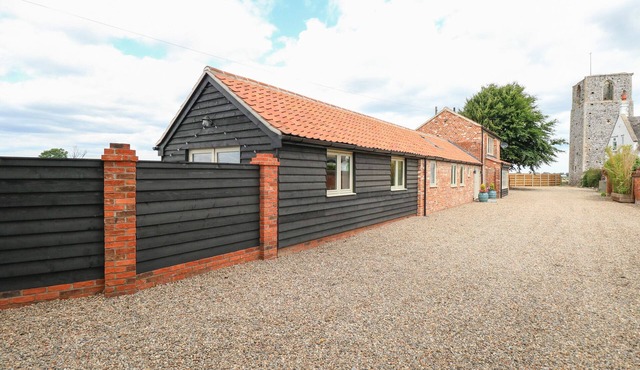 COBBLERS BARN, with hot tub in Potter Heigham