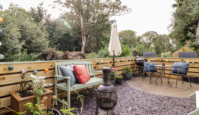 COBBLERS CABIN, pet friendly, with open fire in Northampton