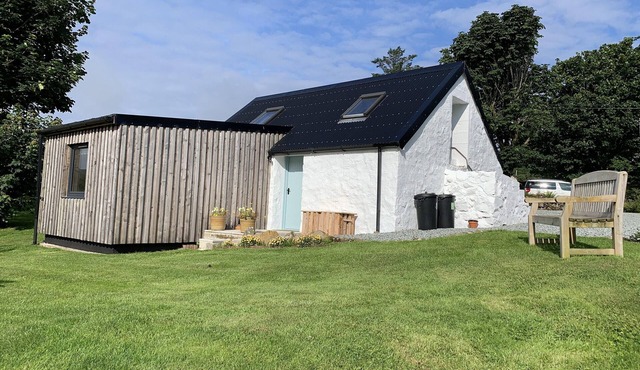 Cobbler’s Cottage is a lovely old converted byre set within beautiful grounds.