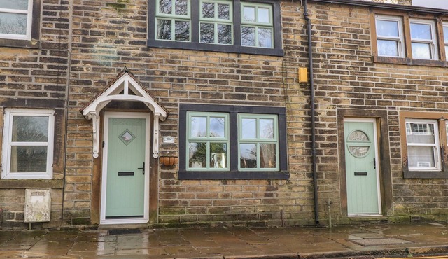 COBBLERS COTTAGE, pet friendly, with open fire in Haworth